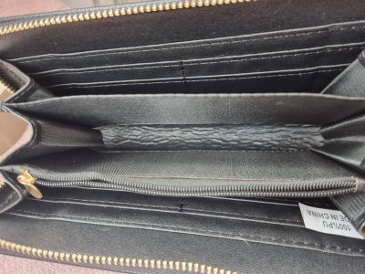 Fekete cipzáros pénztárca  HIBÁS